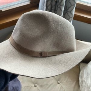 Alxiliary Aritzia Women's Cream Wool Hat